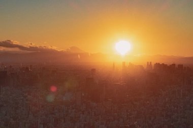 Japonya, Tokyo, Ekim 2021, gökyüzünden bir manzara şehrin üç kulesi ve gün batımında Fuji Dağı.