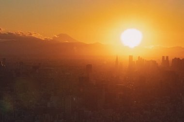 Japonya, Tokyo, Ekim 2021, gökyüzünden bir manzara şehrin üç kulesi ve gün batımında Fuji Dağı.