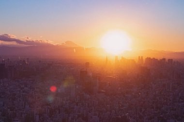 Japonya, Tokyo, gökyüzü ağacı kulesinden şehir manzarası, Fuji Dağı manzarası ve batan güneş, Ekim 2021