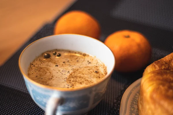 Café Manhã Tons Azul Laranja Pão Manteiga Com Xarope Bordo — Fotografia de Stock