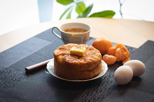 Πρωινό Μπλε Και Πορτοκαλί Αποχρώσεις Ψωμί Βούτυρο Και Σιρόπι Σφενδάμου — Φωτογραφία Αρχείου
