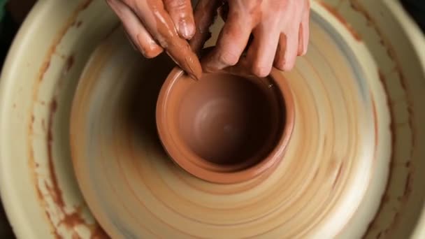 Bovenaanzicht van de pottenbakkers werkt. Handen meesterlijk werk een klei pot — Stockvideo