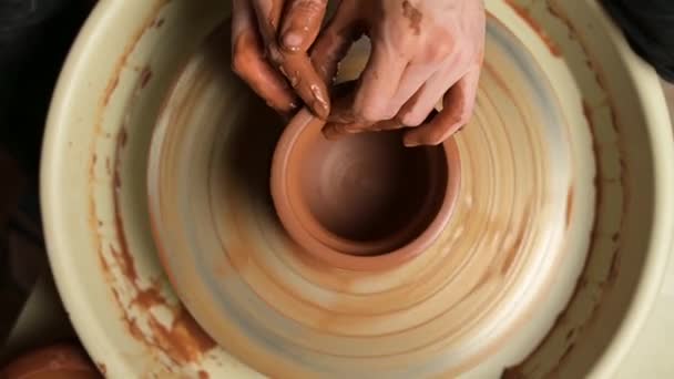 Ремесленник совершает ошибку в производстве глиняного горшка и портит форму — стоковое видео