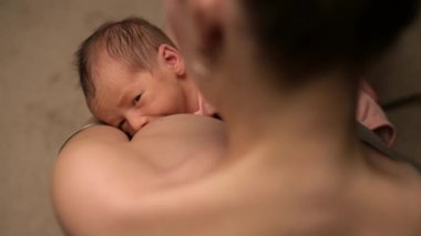 Bebek içen anne sütü manzarası