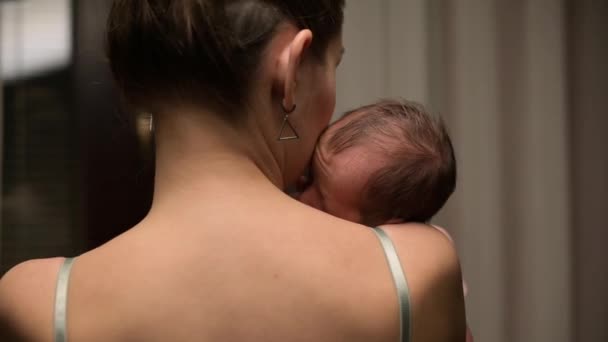 갓 태어난 아기가 엄마의 어깨에 누워 있습니다. — 비디오