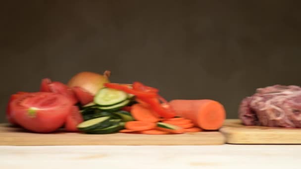 En rå köttbit ersätter grönsakerna — Stockvideo