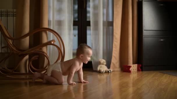 Child tries to crawl in the hallway in the house, at the end his mother catches — Wideo stockowe