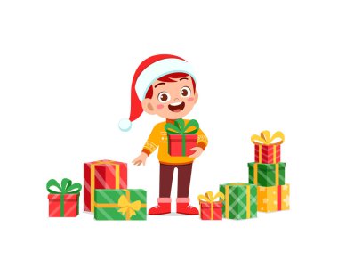 Mutlu küçük çocuk Noel hediyesini tutuyor.
