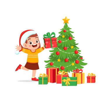 Mutlu küçük kız Noel hediyesini tutuyor.