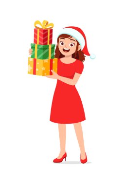 Genç bir kadın Noel hediyesi olarak elinde kutu tutuyor.
