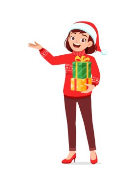 Genç bir kadın Noel hediyesi olarak elinde kutu tutuyor.