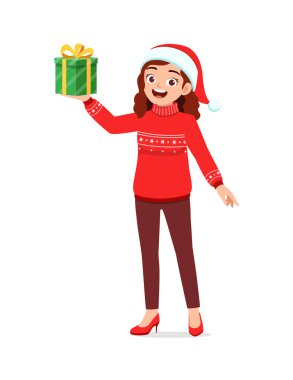 Genç bir kadın Noel hediyesi olarak elinde kutu tutuyor.