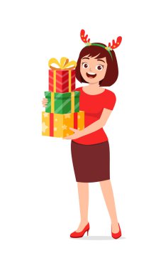 Genç bir kadın Noel hediyesi olarak elinde kutu tutuyor.
