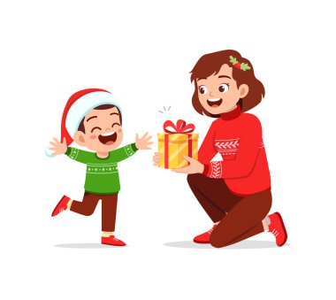 Genç bir kadın küçük bir çocuğa hediye verir.