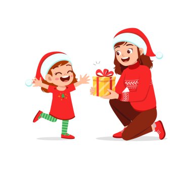 Genç bir kadın küçük bir çocuğa hediye verir.