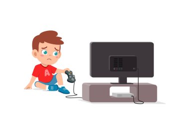 Sevimli küçük çocuk üzgün suratıyla video oyunu oynuyor.