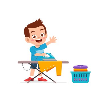 Küçük çocuk düz giysiler için elektrikli ütü kullanıyor.