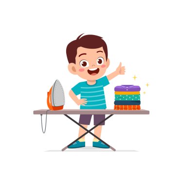 Küçük çocuk düz giysiler için elektrikli ütü kullanıyor.