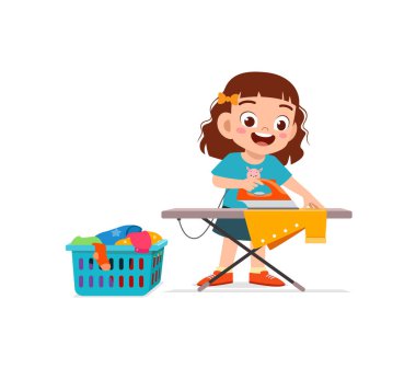 Küçük kız düz giysiler için elektrikli ütü kullanıyor.