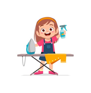 Küçük kız düz giysiler için elektrikli ütü kullanıyor.