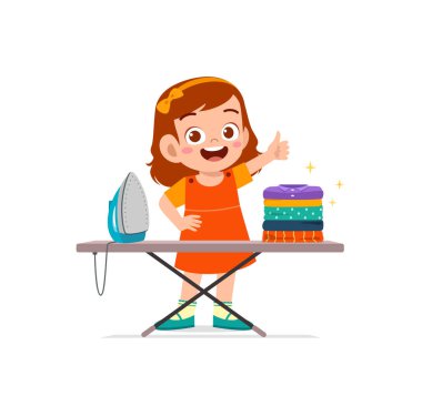 Küçük kız düz giysiler için elektrikli ütü kullanıyor.