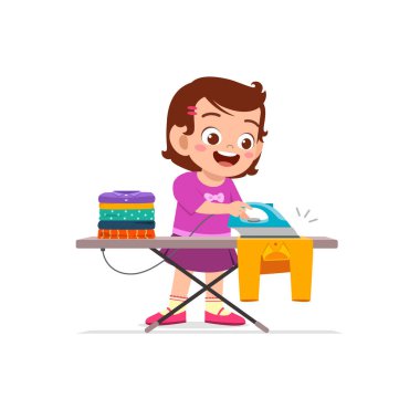 Küçük kız düz giysiler için elektrikli ütü kullanıyor.