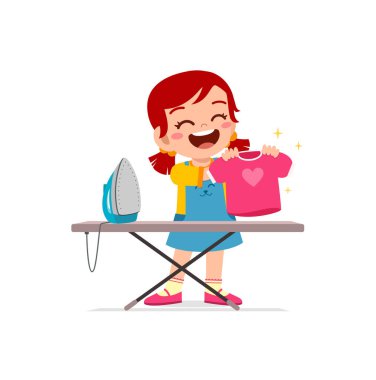 Küçük kız düz giysiler için elektrikli ütü kullanıyor.