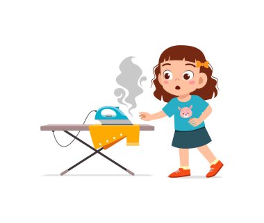 Küçük kız elektrikli ütüden yanmış giysiler görüyor.