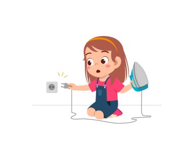 Küçük kız elektrikli ütüyü prize takmayı merak ediyor.