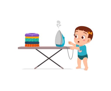 Küçük bebek elektrikli demire dokunmaya meraklı.