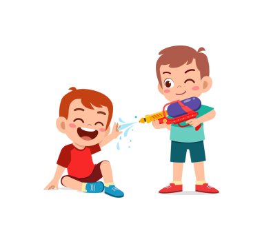 Su tabancası tutan küçük şirin bir çocuk ve arkadaşıyla oynuyor.