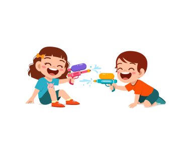 Su tabancası tutan küçük şirin bir çocuk ve arkadaşıyla oynuyor.
