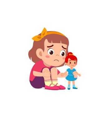Tatlı kız oyuncak bebeği yalnız oynar ve üzülür.