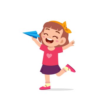 Şirin küçük kız kağıt uçak oynar ve mutlu olur.