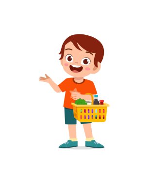 Sevimli küçük çocuk alışveriş sepeti taşıyor.