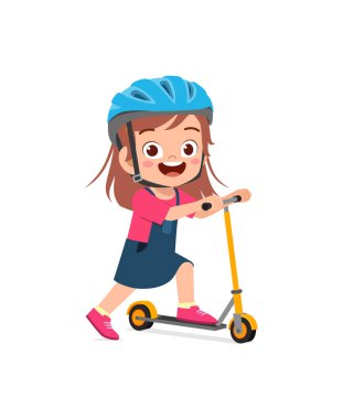 Scooter süren ve kask takan küçük tatlı bir kız.