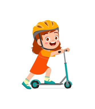 Scooter süren ve kask takan küçük tatlı bir kız.