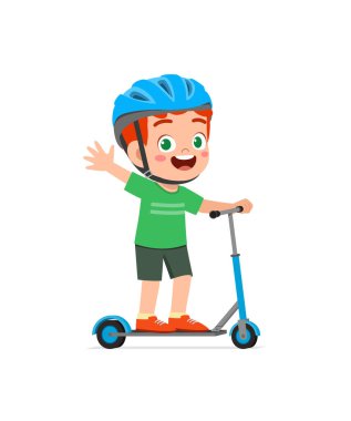 Scooter süren ve kask takan sevimli küçük çocuk.