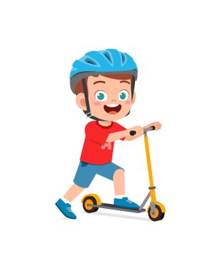 Scooter süren ve kask takan sevimli küçük çocuk.