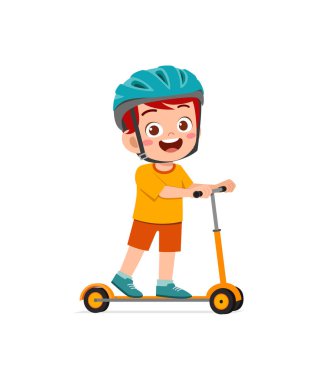 Scooter süren ve kask takan sevimli küçük çocuk.