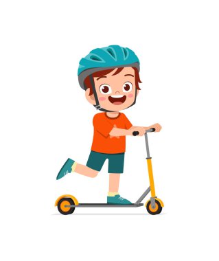 Scooter süren ve kask takan sevimli küçük çocuk.
