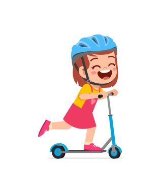 Scooter süren ve kask takan küçük tatlı bir kız.