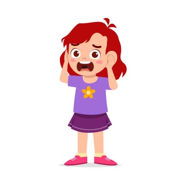 Sevimli küçük çocuk kulağını gürültüden koruyor.