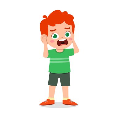 Sevimli küçük çocuk kulağını gürültüden koruyor.