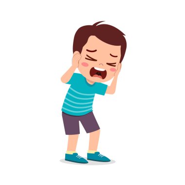 Sevimli küçük çocuk kulağını gürültüden koruyor.