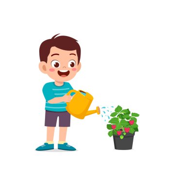 Küçük tatlı çocuk duruyor ve çilek ağacını suluyor.