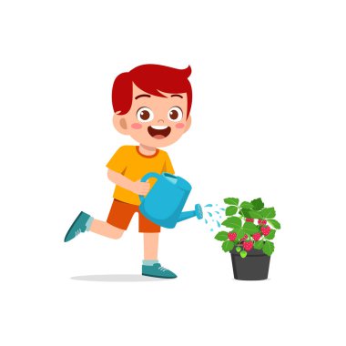 Küçük tatlı çocuk duruyor ve çilek ağacını suluyor.