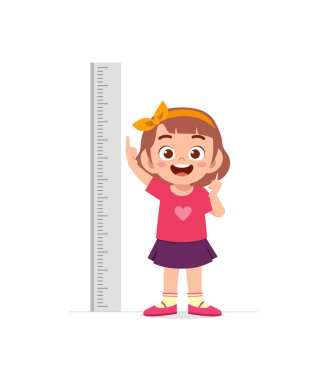 Sevimli küçük kız gelişmek için boyunu ölçüyor.
