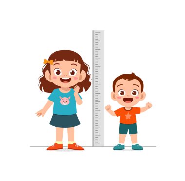 Erkek ve kız boy ölçer ve büyüme sürecini karşılaştırırlar