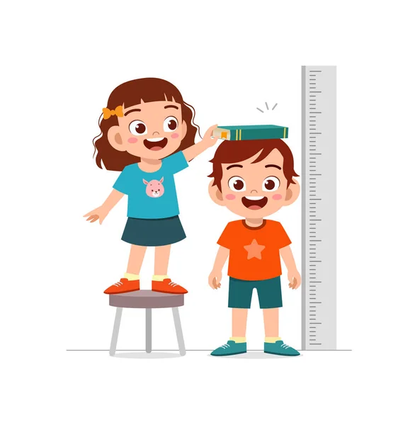 男孩和女孩测量身高以促进成长 — 图库矢量图片